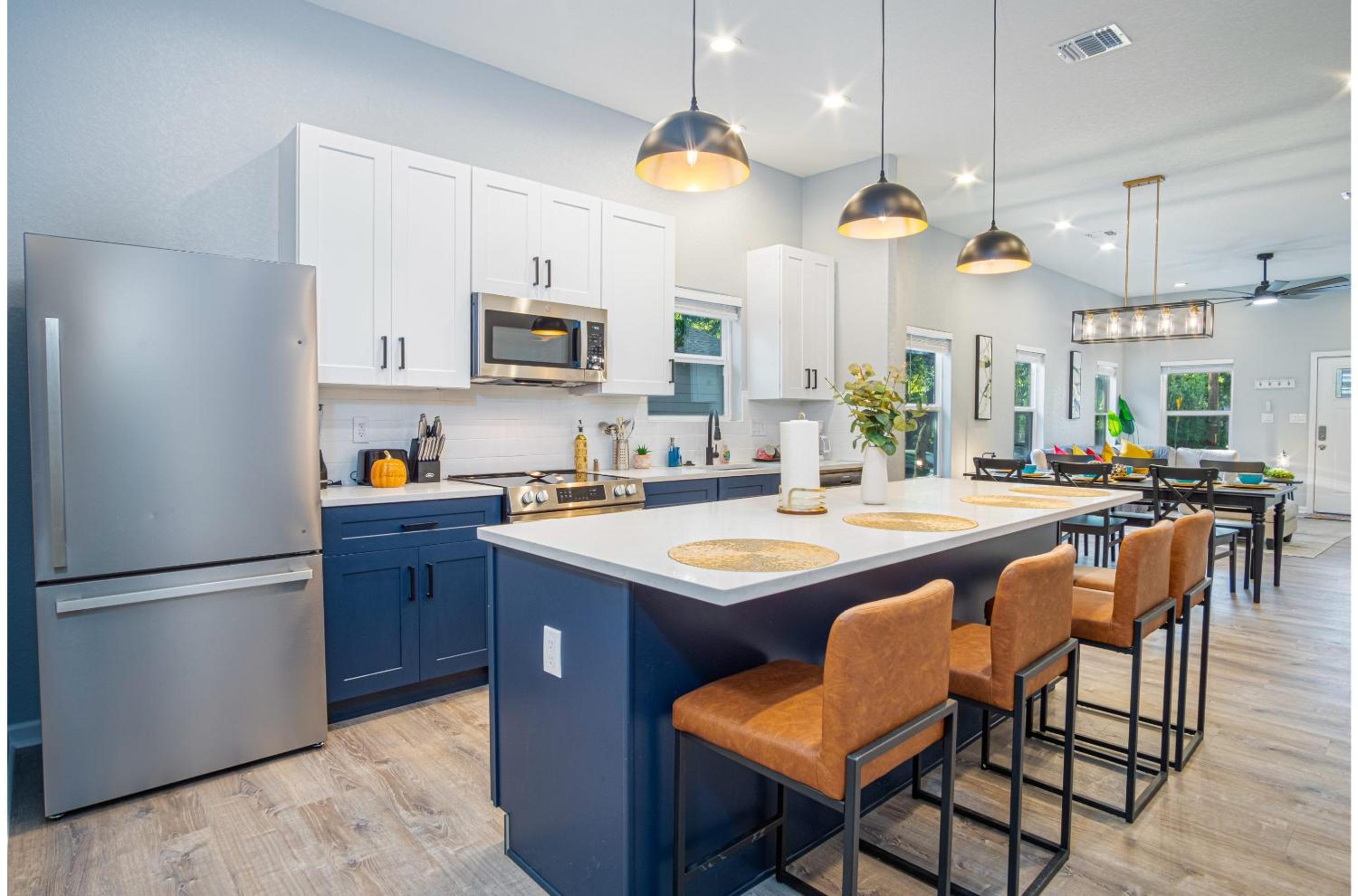 Experience Convenience w 4BR Plus 2 and 1 half Baths Near Alamodome view 4