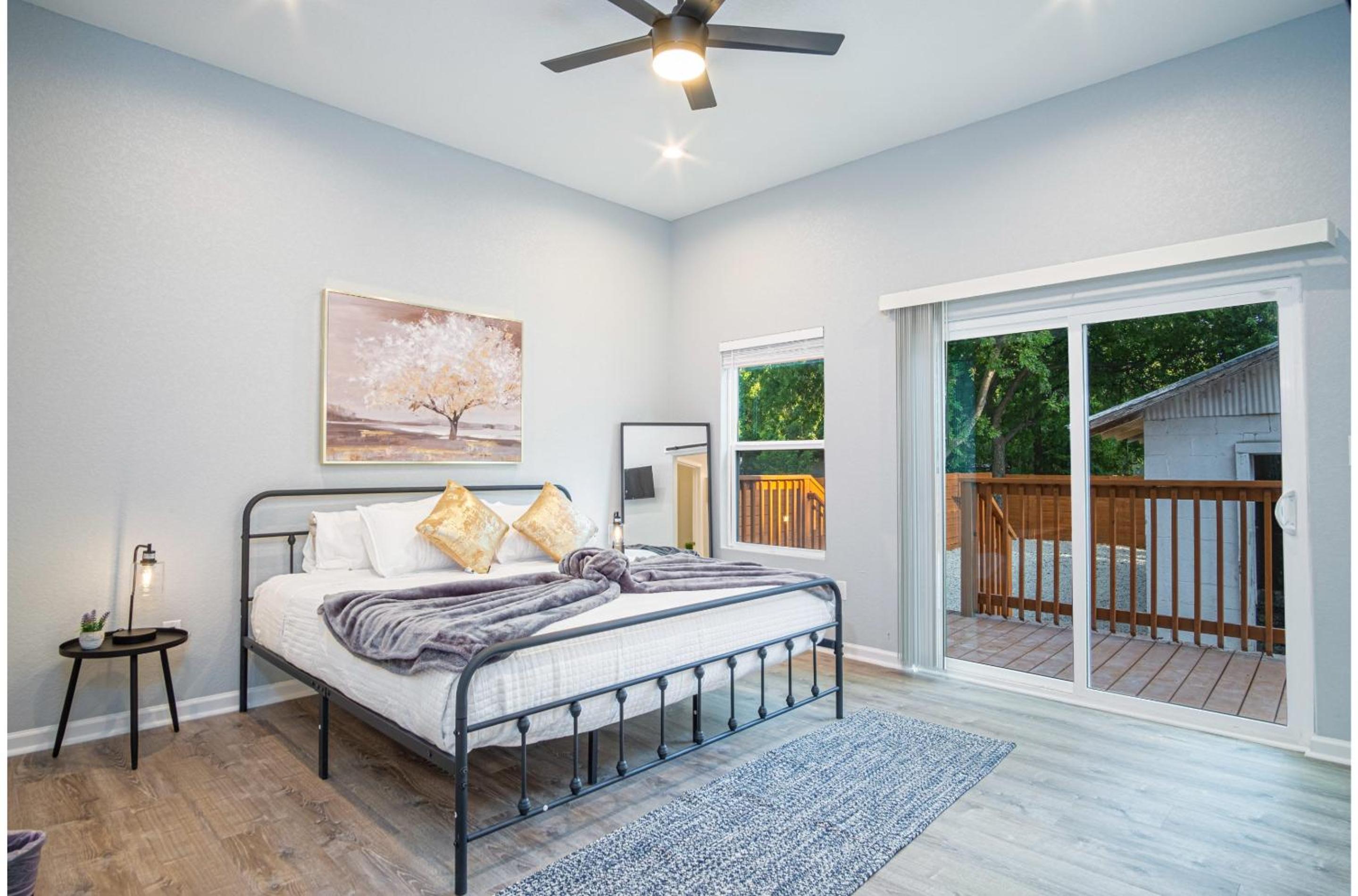 Experience Convenience w 4BR Plus 2 and 1 half Baths Near Alamodome view 5