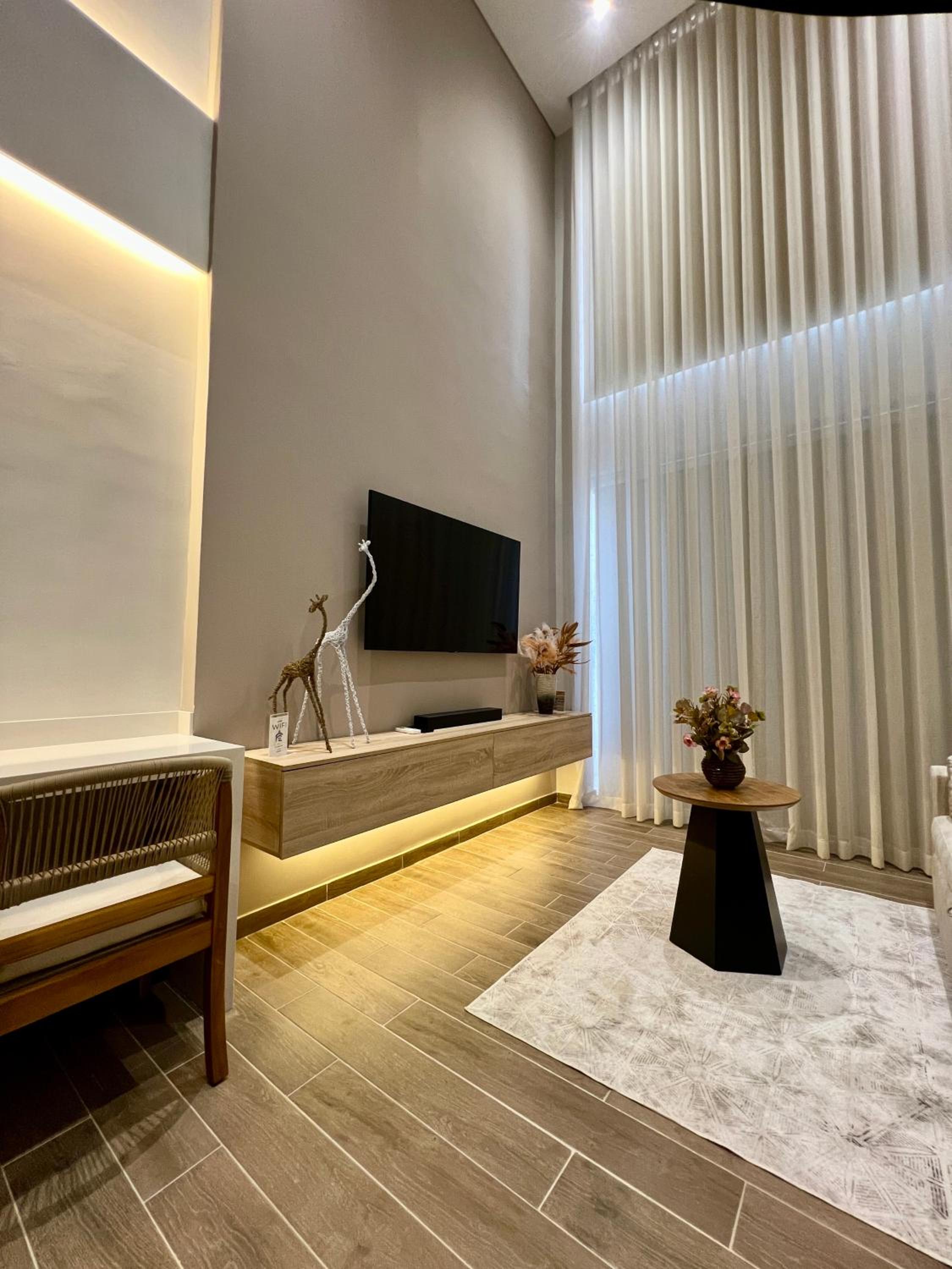 Beautiful! Brand New Apt old town
