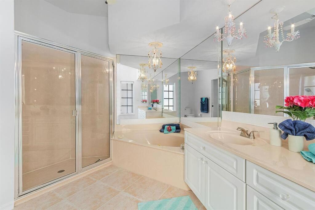 Charming Villa Chandelier located at an intersection - Property Image 10