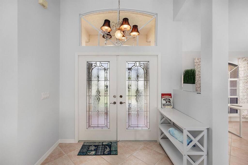 Charming Villa Chandelier located at an intersection - Property Image 4