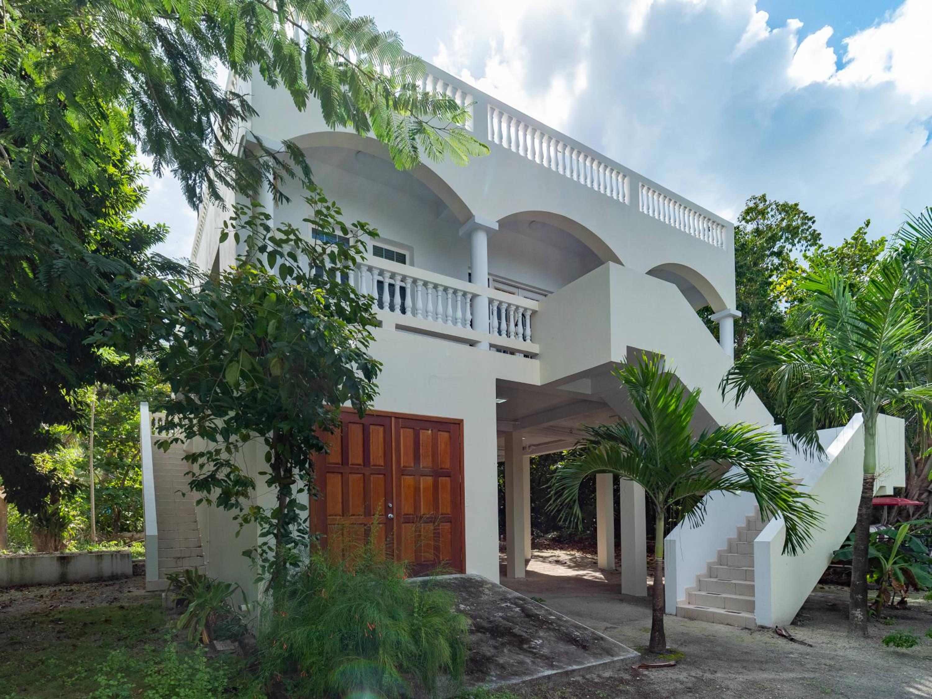Casa Alegre- Heart of Tres Cocos Area across from Truck Stop by Stay Floreo