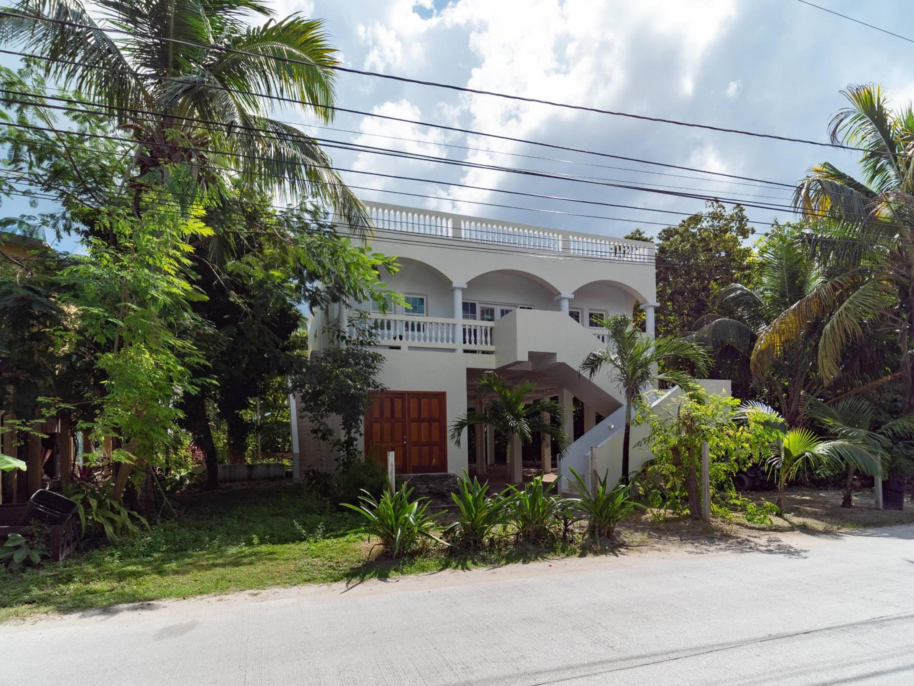 Casa Alegre- Heart of Tres Cocos Area across from Truck Stop by Stay Floreo