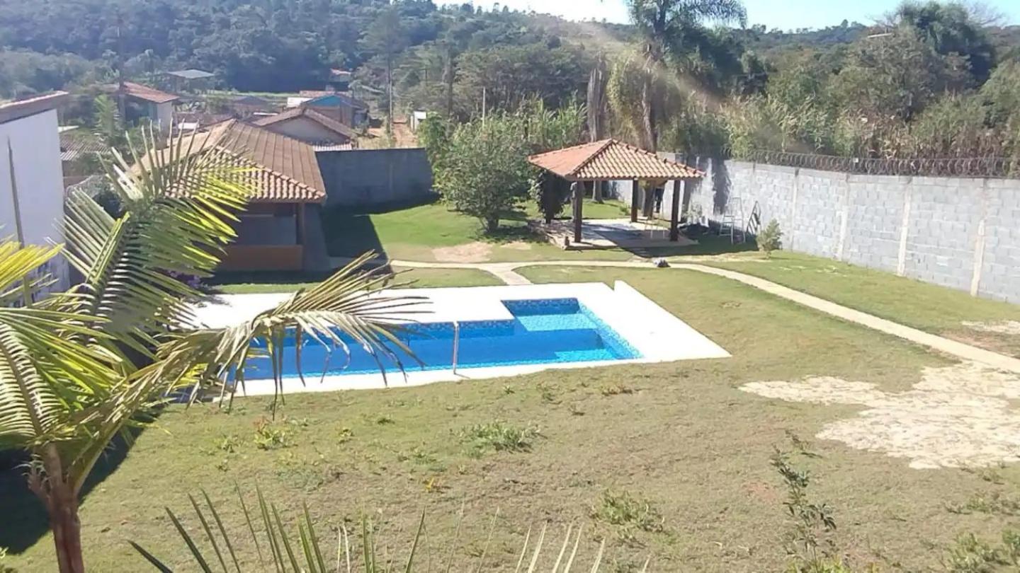 Chácara com piscina e amplo espaço gourmet à sete min da famosa estrada do roteiro do vinho