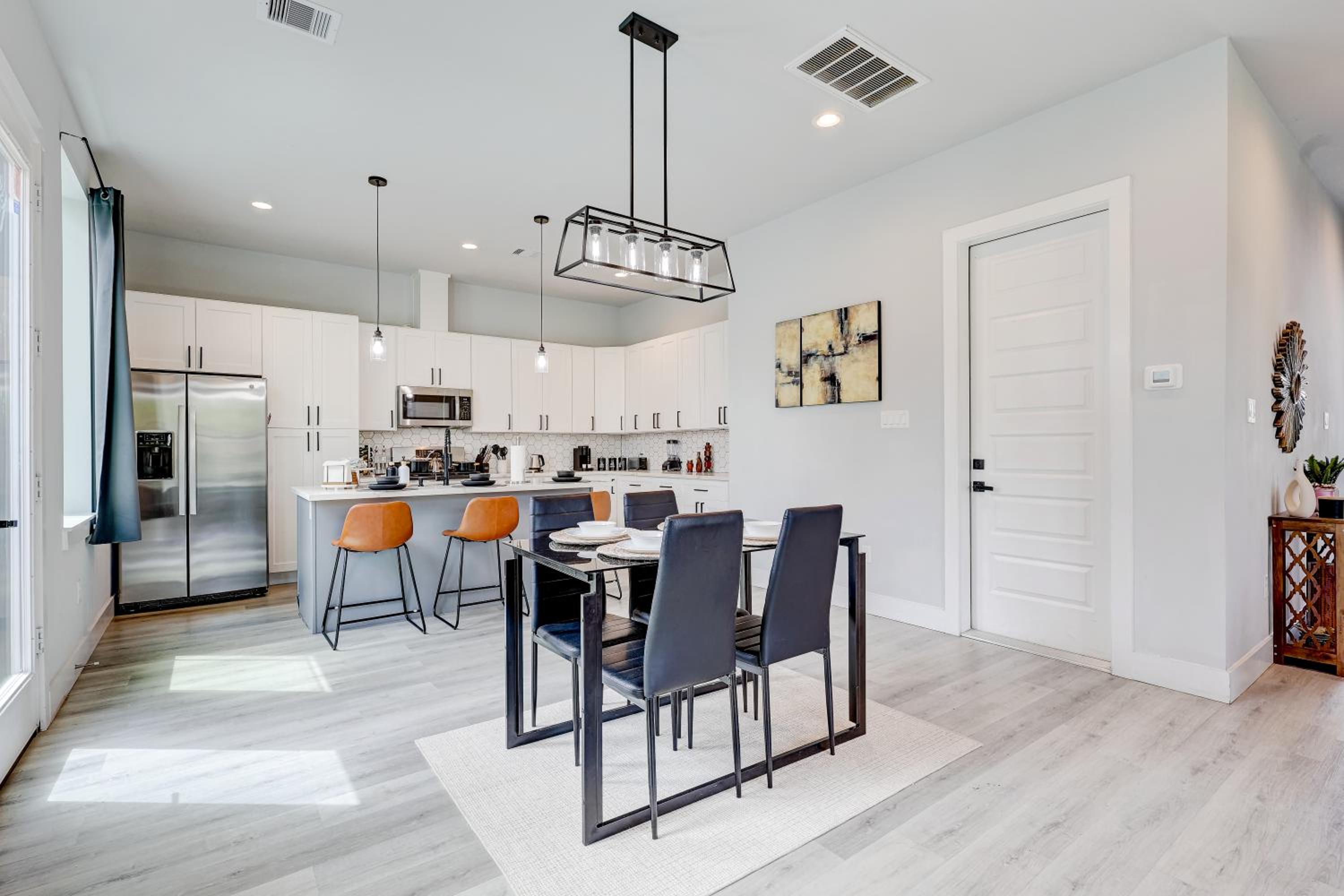 Luxe Home 3King Bds Parking Near DT Med NRG HOU view 3