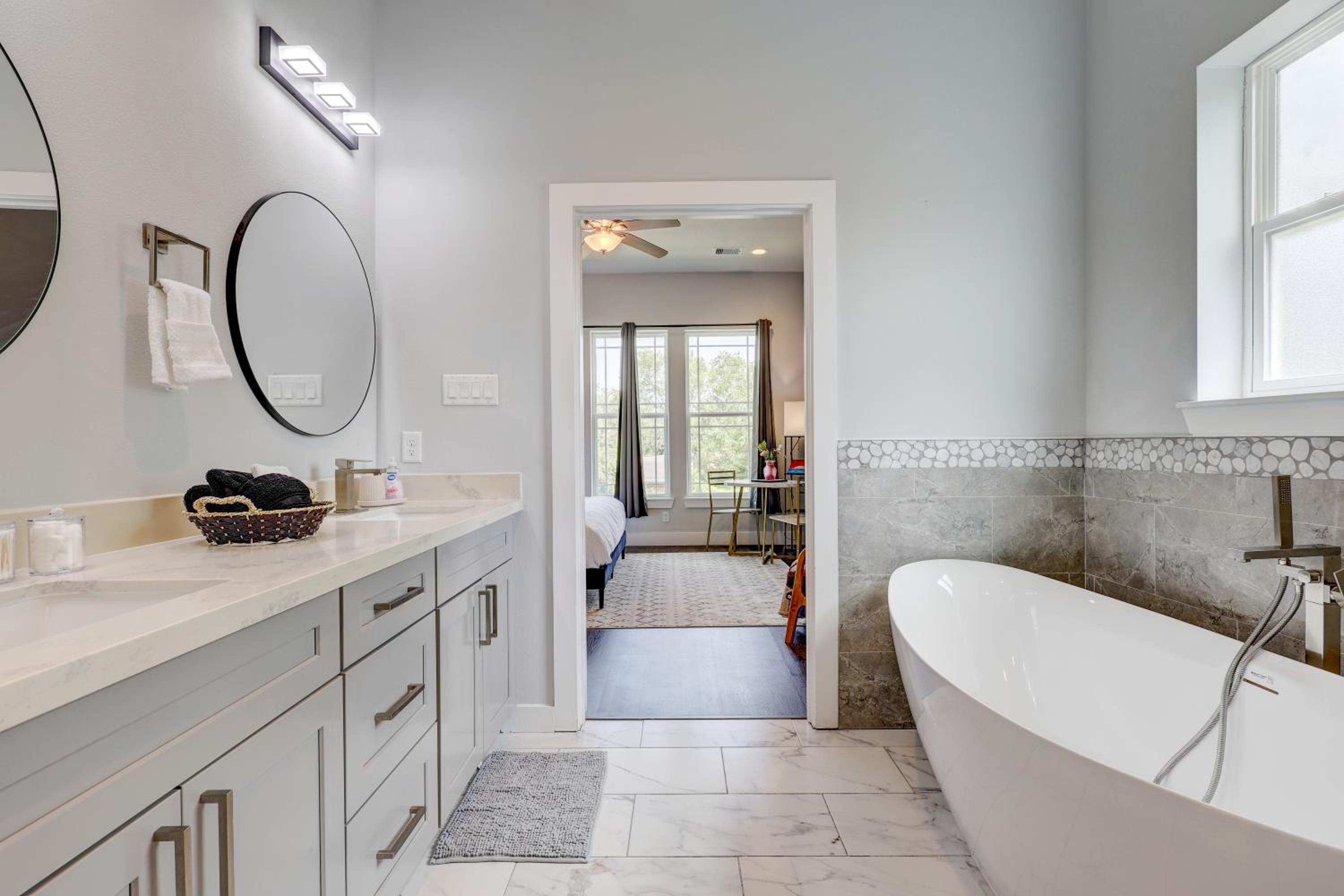Luxe Home 3King Bds Parking Near DT Med NRG HOU view 5