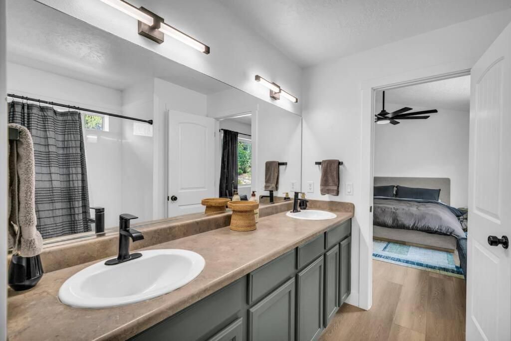 Zion Plush Family Escape HotTub, Games, Sleeps 14 view 5