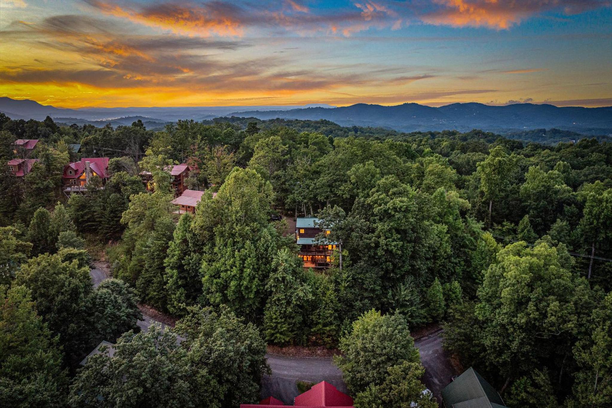 The Woodshed -peaceful 3 level cabin ideally located with pool table, hot tub, Wi-Fi