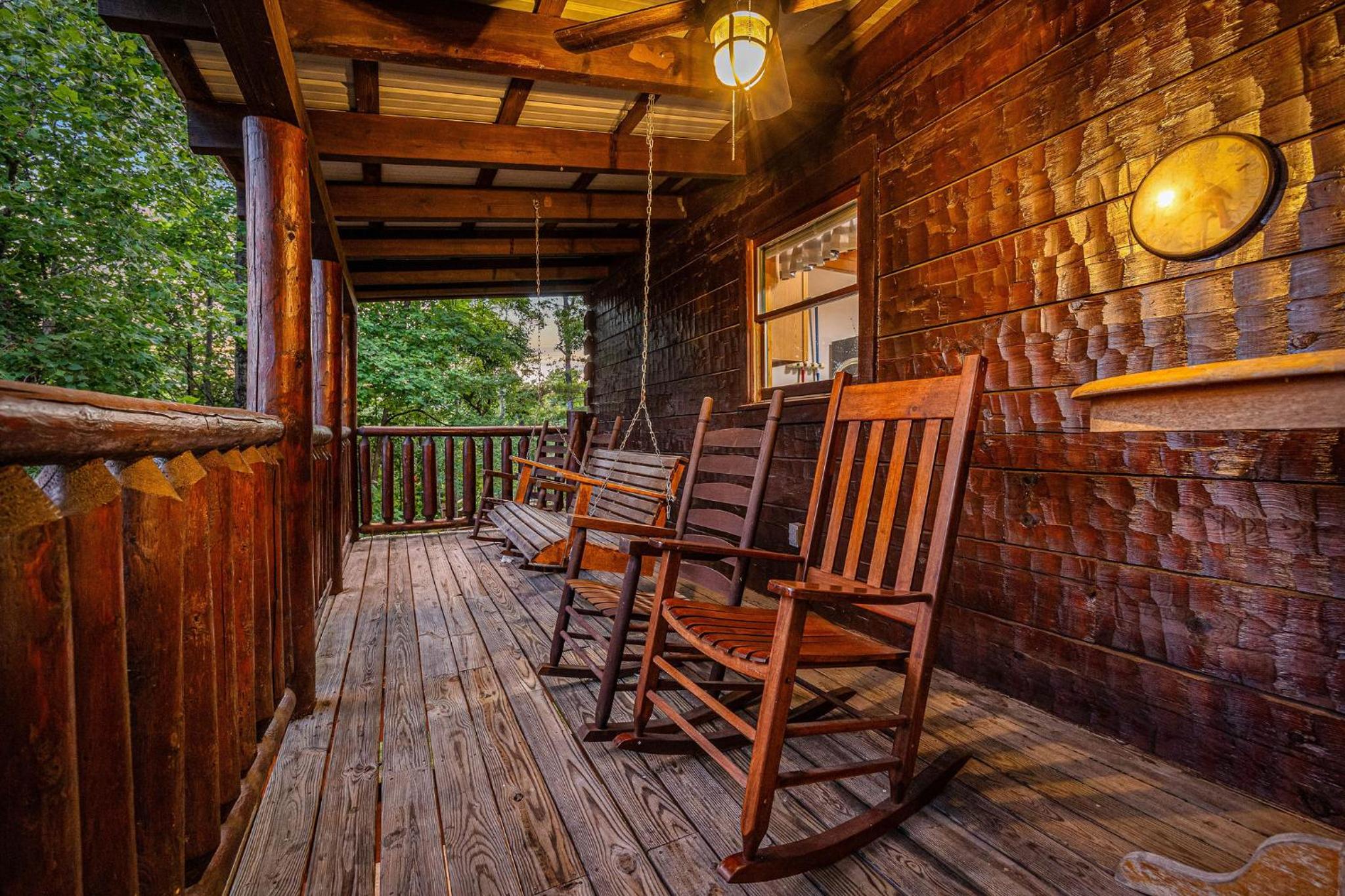 The Woodshed -peaceful 3 level cabin ideally located with pool table, hot tub, Wi-Fi