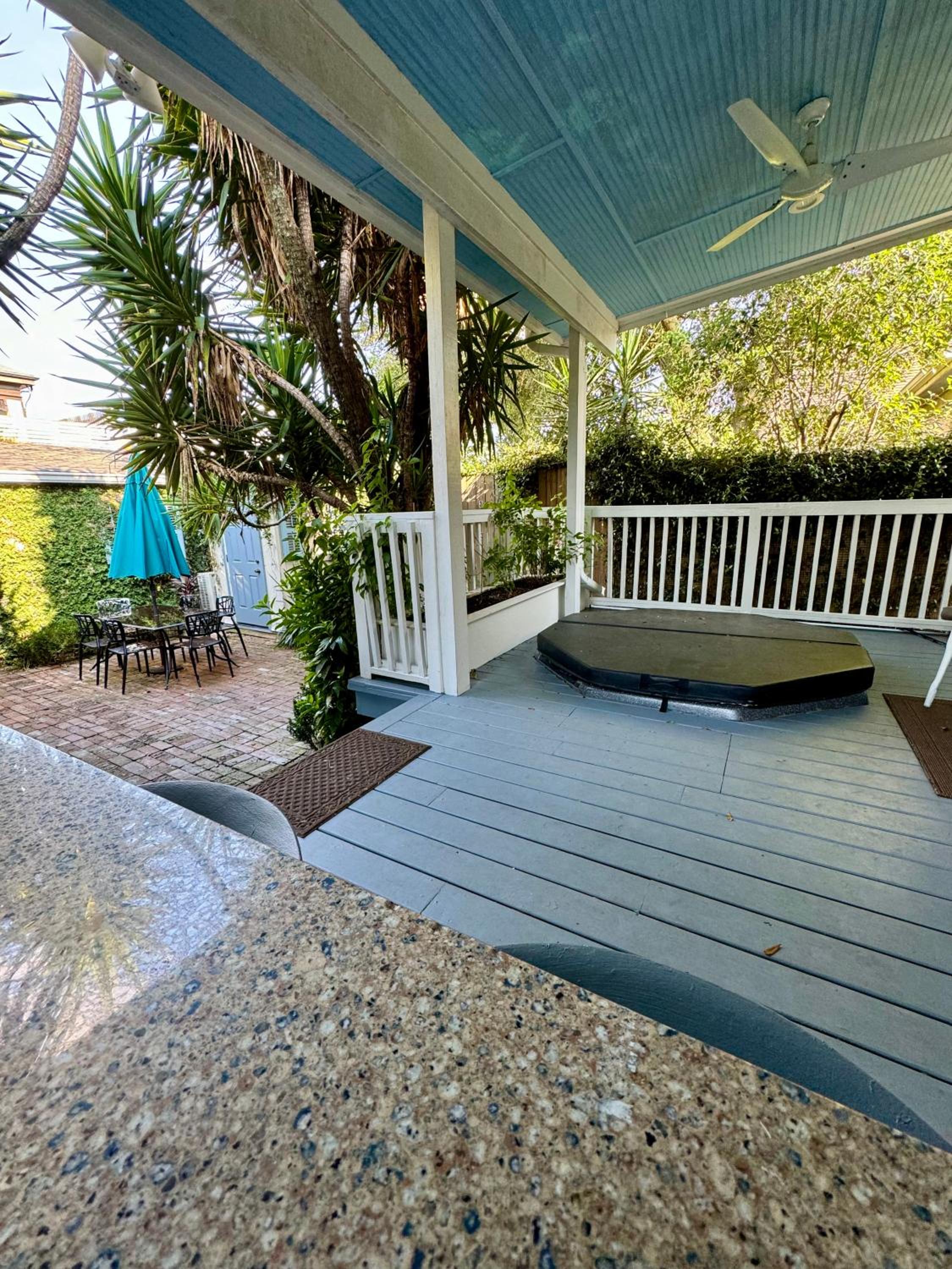 One bedroom apartment with hot tub 2 blocks to Magazine street
