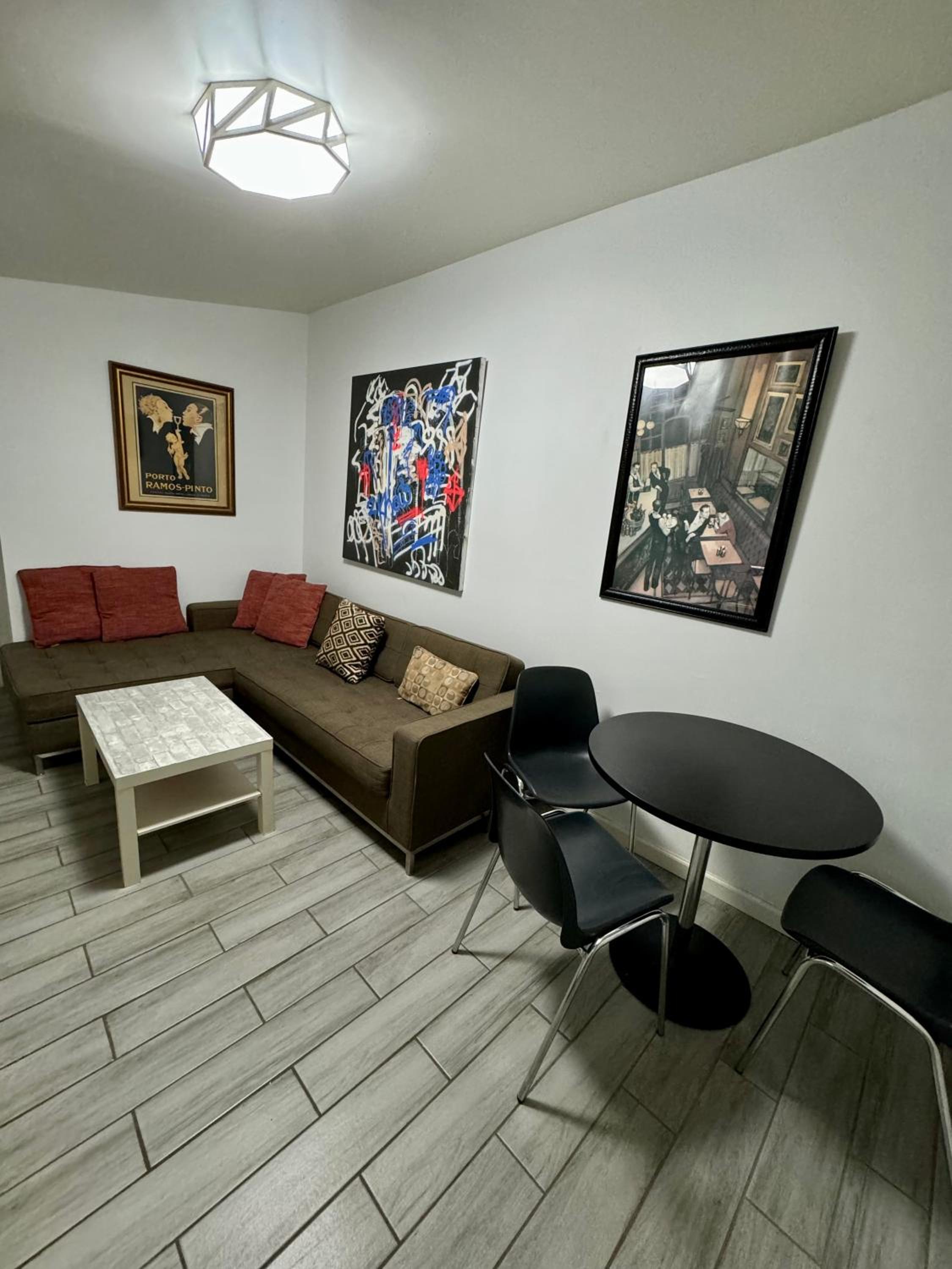 One bedroom apartment with hot tub 2 blocks to Magazine street