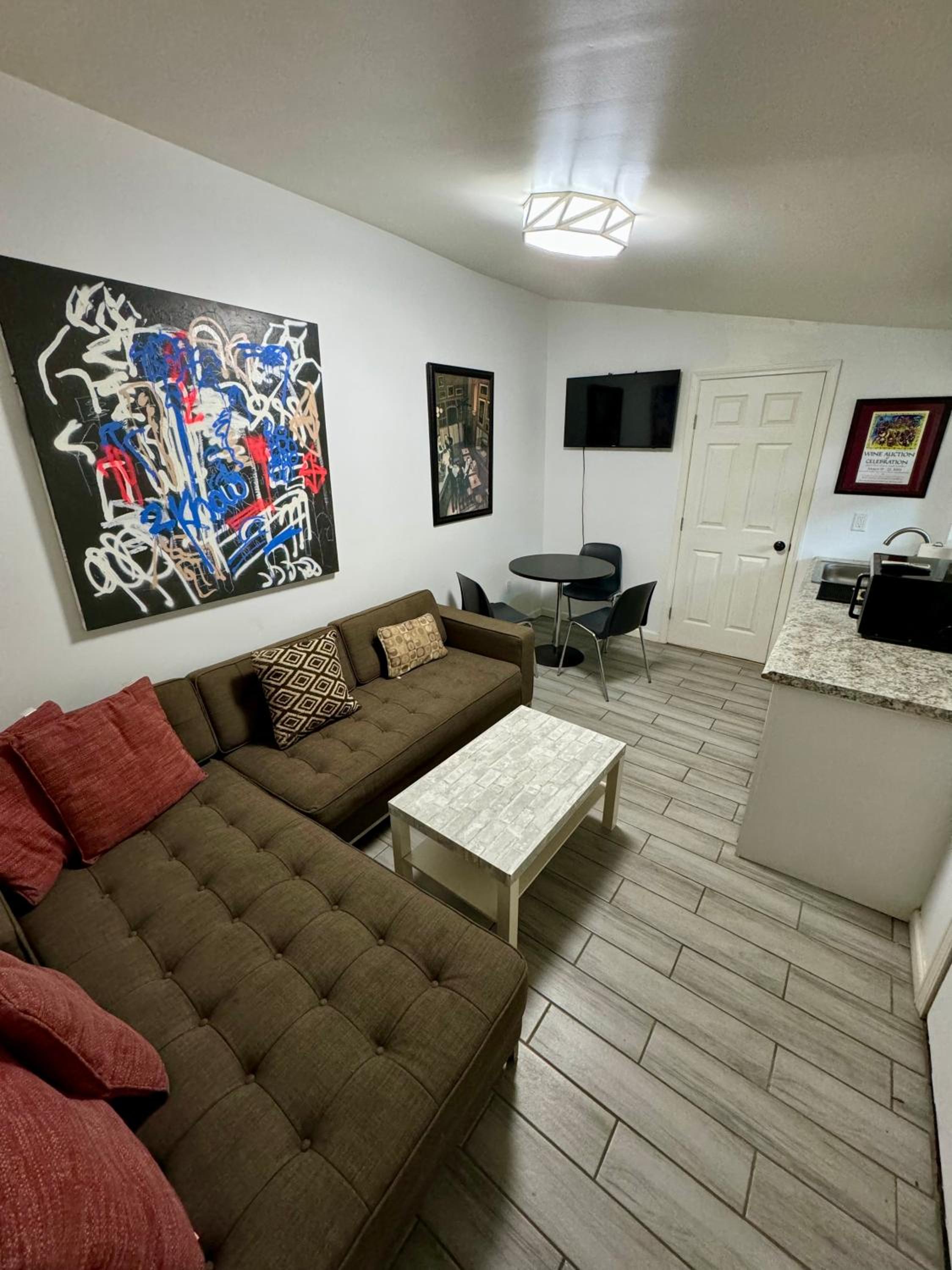 One bedroom apartment with hot tub 2 blocks to Magazine street