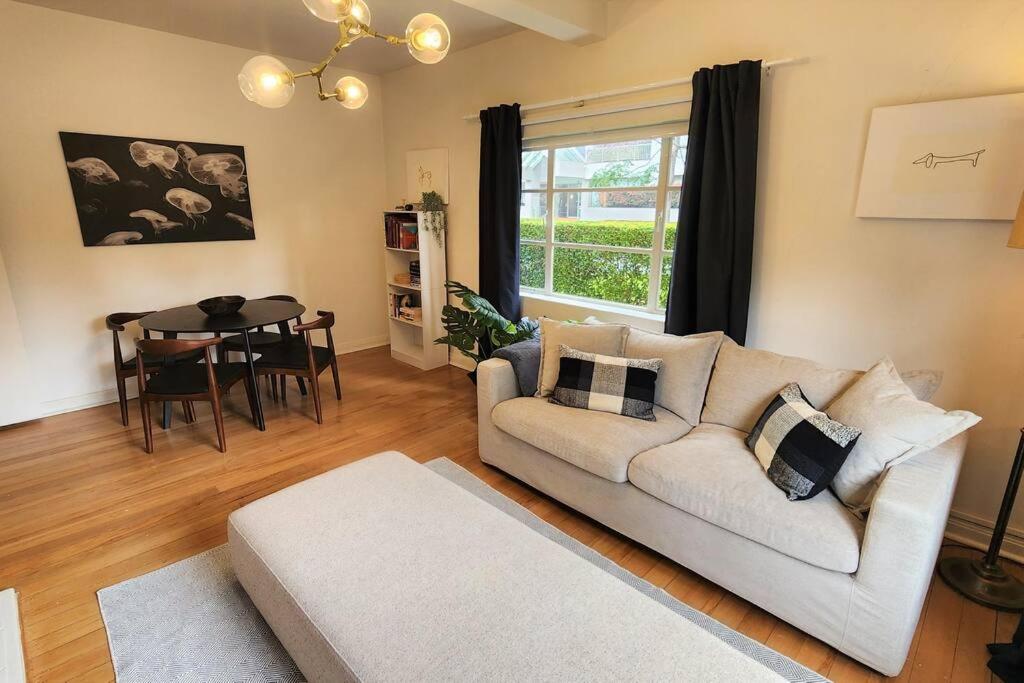 Classic comfort, space and style, steps from Albert Park