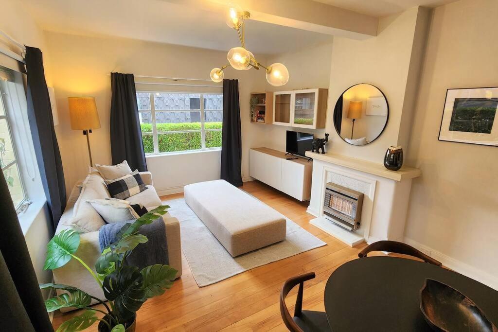 Classic comfort, space and style, steps from Albert Park
