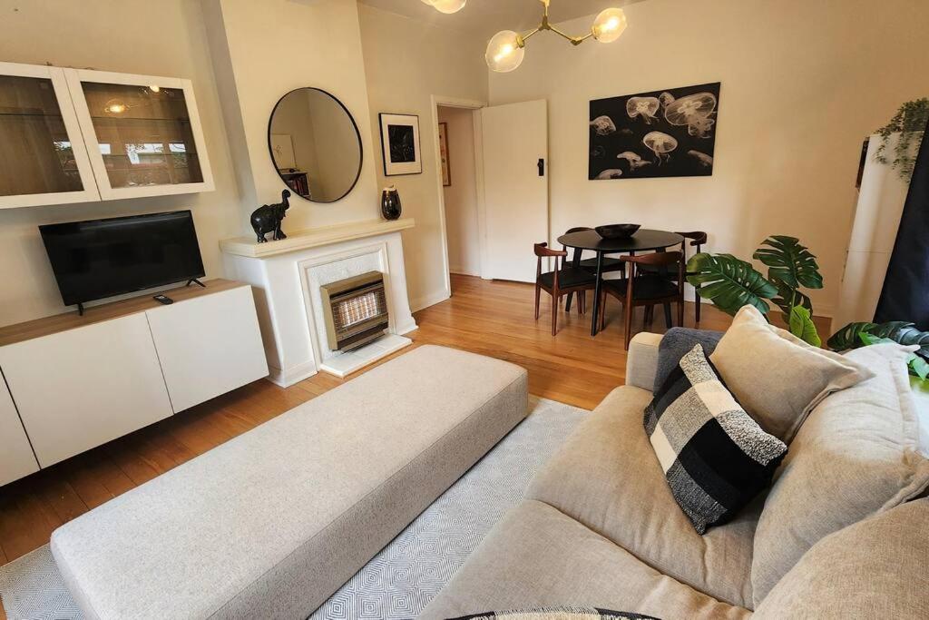 Classic comfort, space and style, steps from Albert Park