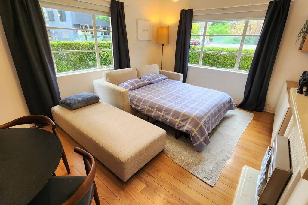 Classic comfort, space and style, steps from Albert Park