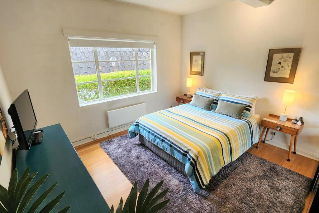 Classic comfort, space and style, steps from Albert Park