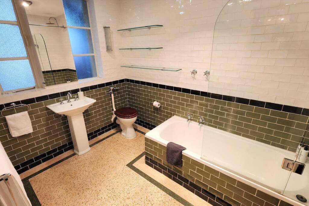Classic comfort, space and style, steps from Albert Park