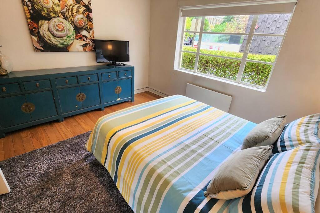 Classic comfort, space and style, steps from Albert Park