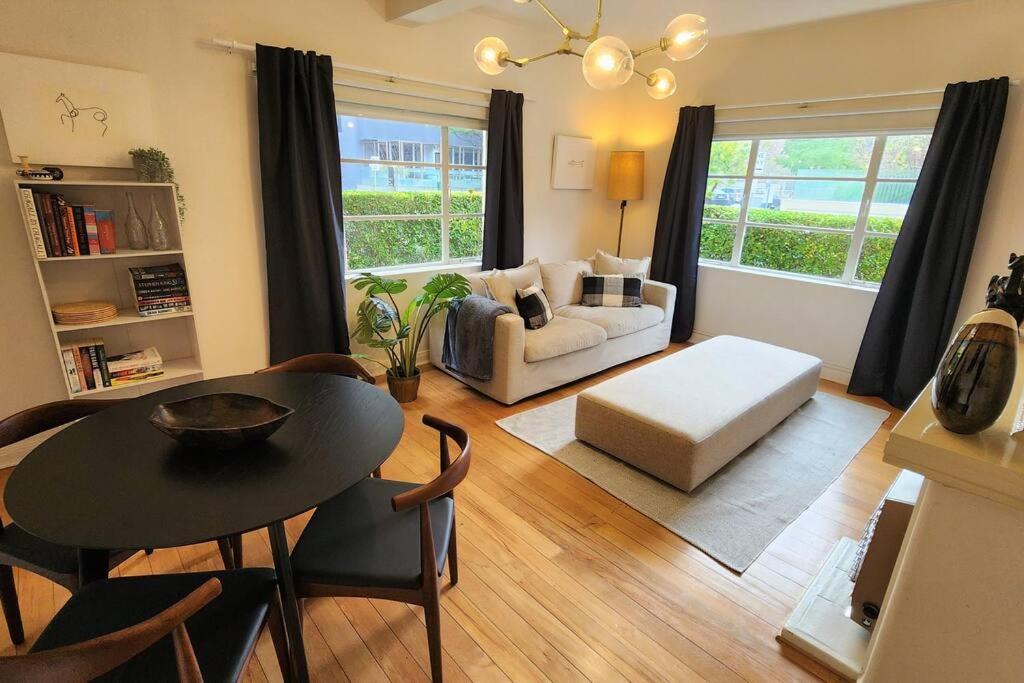 Classic comfort, space and style, steps from Albert Park