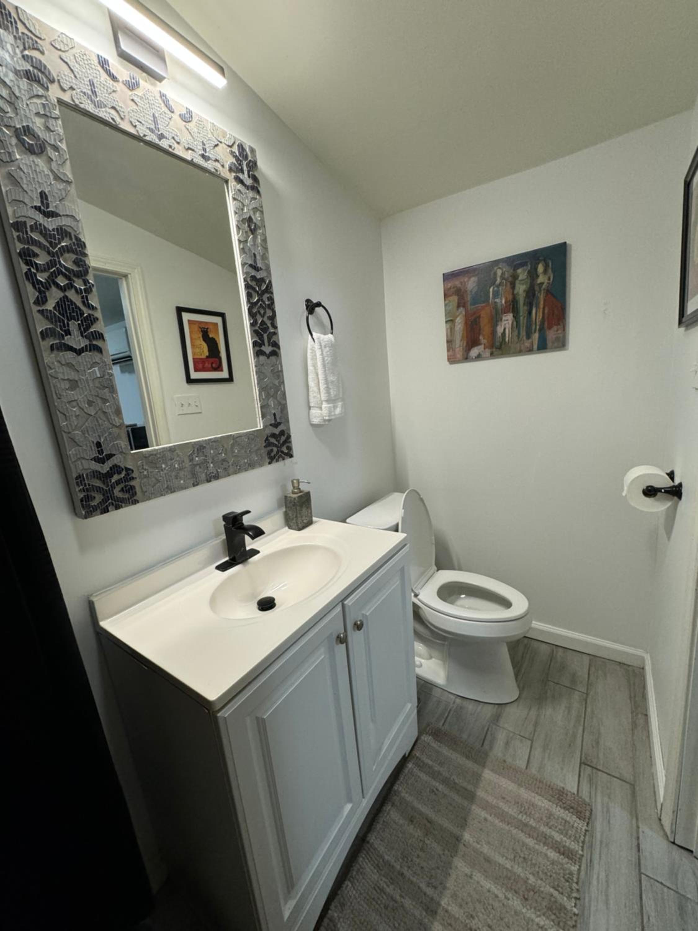 One bedroom apartment with hot tub 2 blocks to Magazine street