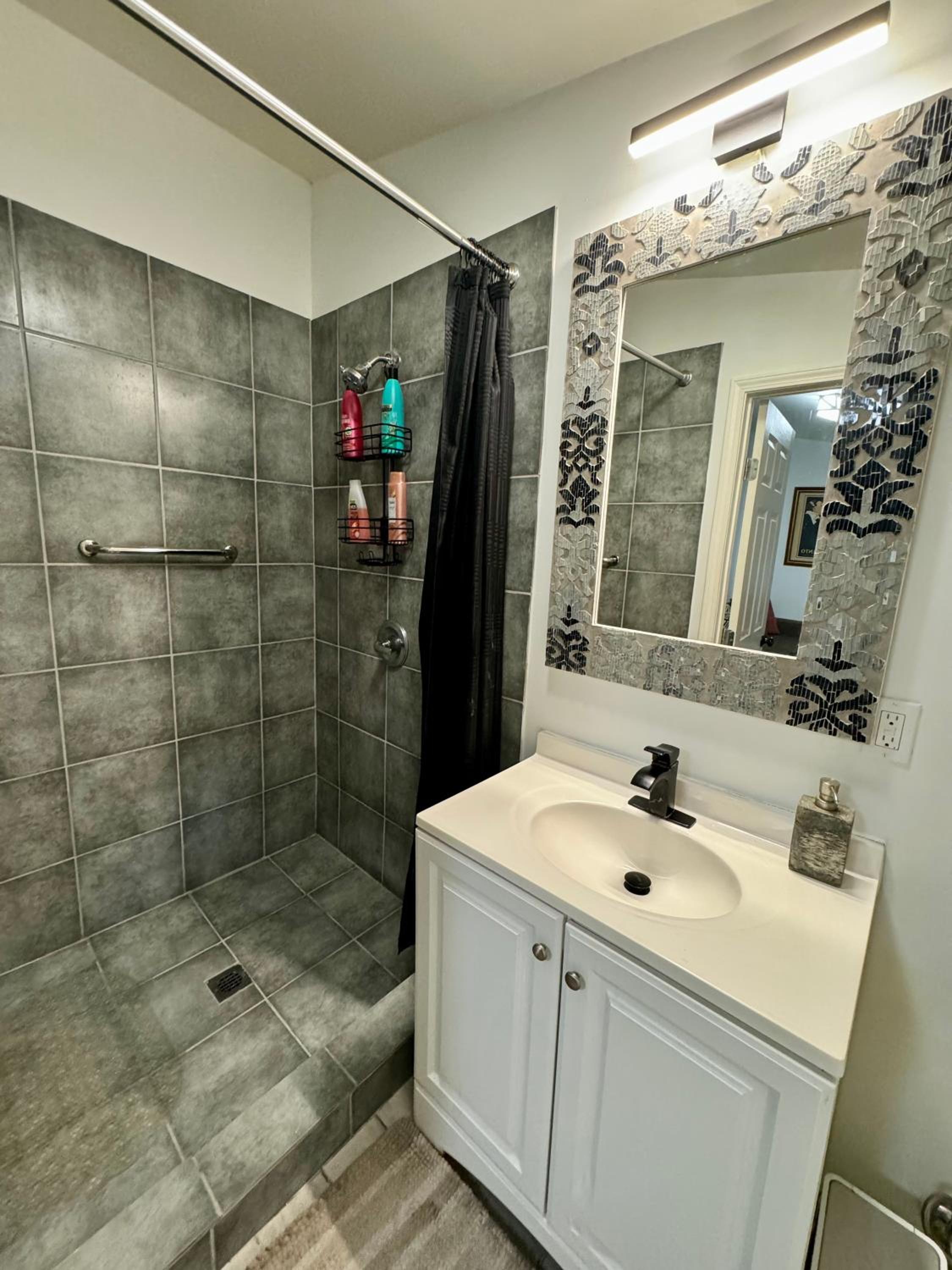One bedroom apartment with hot tub 2 blocks to Magazine street