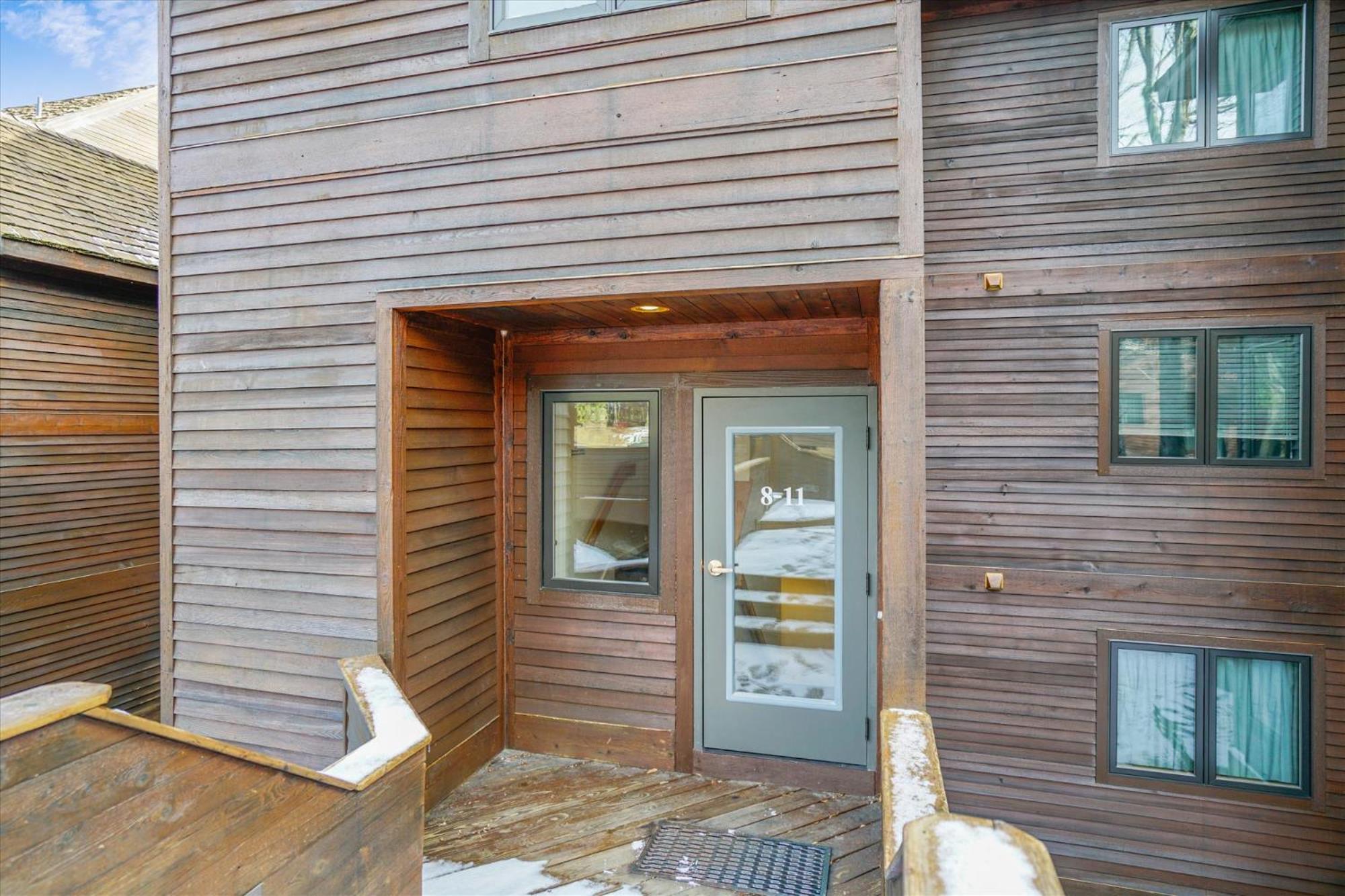 Hotel Cozy,1 bedroom loft condo! Ski back trails, shuttle& Sports center Highridge E11 - Image 1