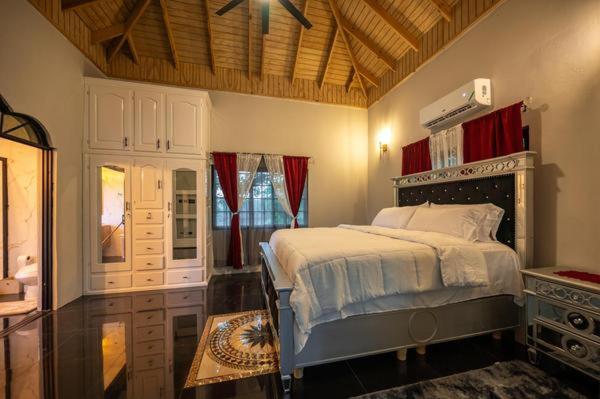 One Love Luxuray Guesthouse view 4