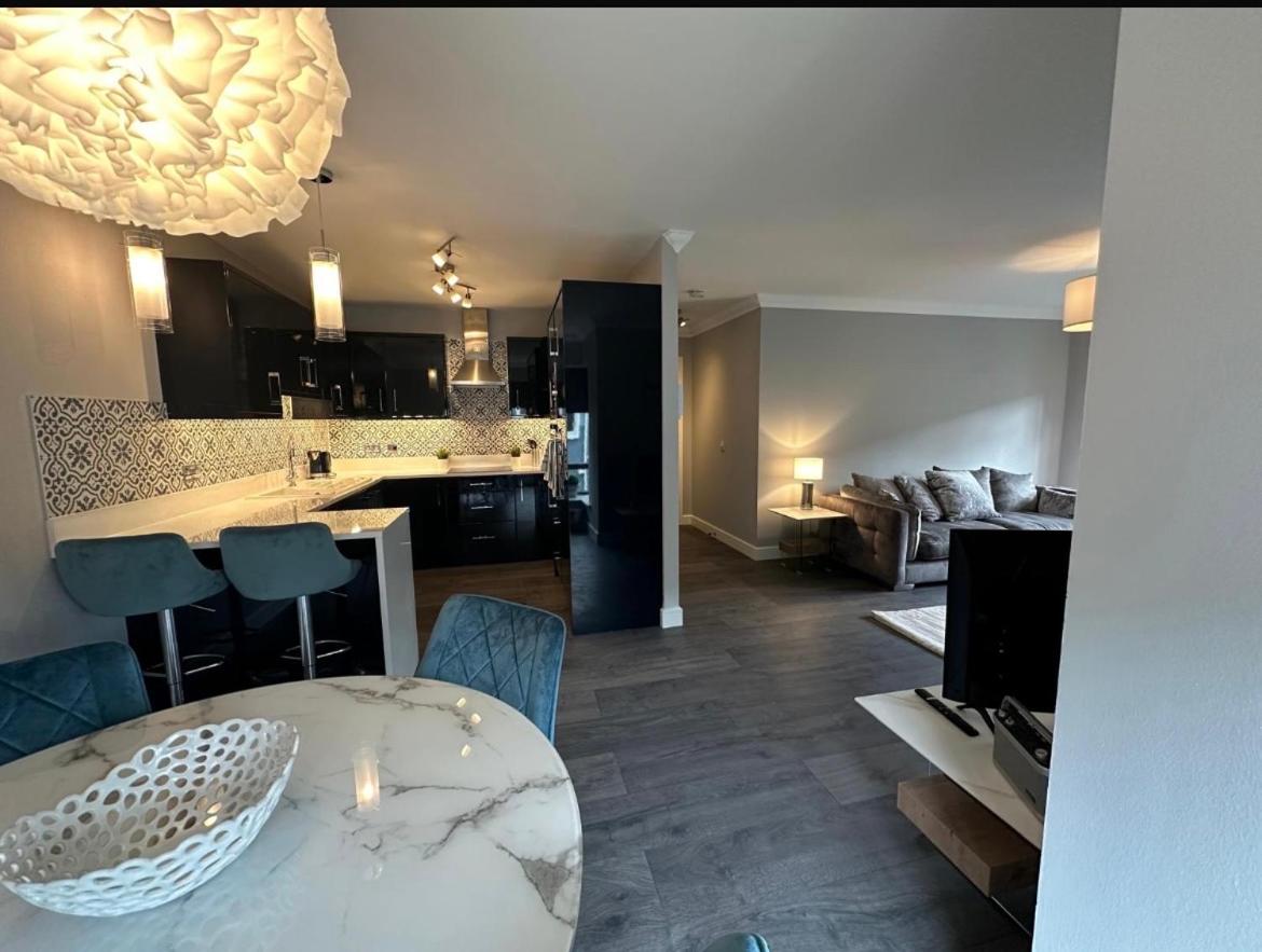 Malahide Dublin Airport Superior Large Serviced Apartment - Sleeps 6