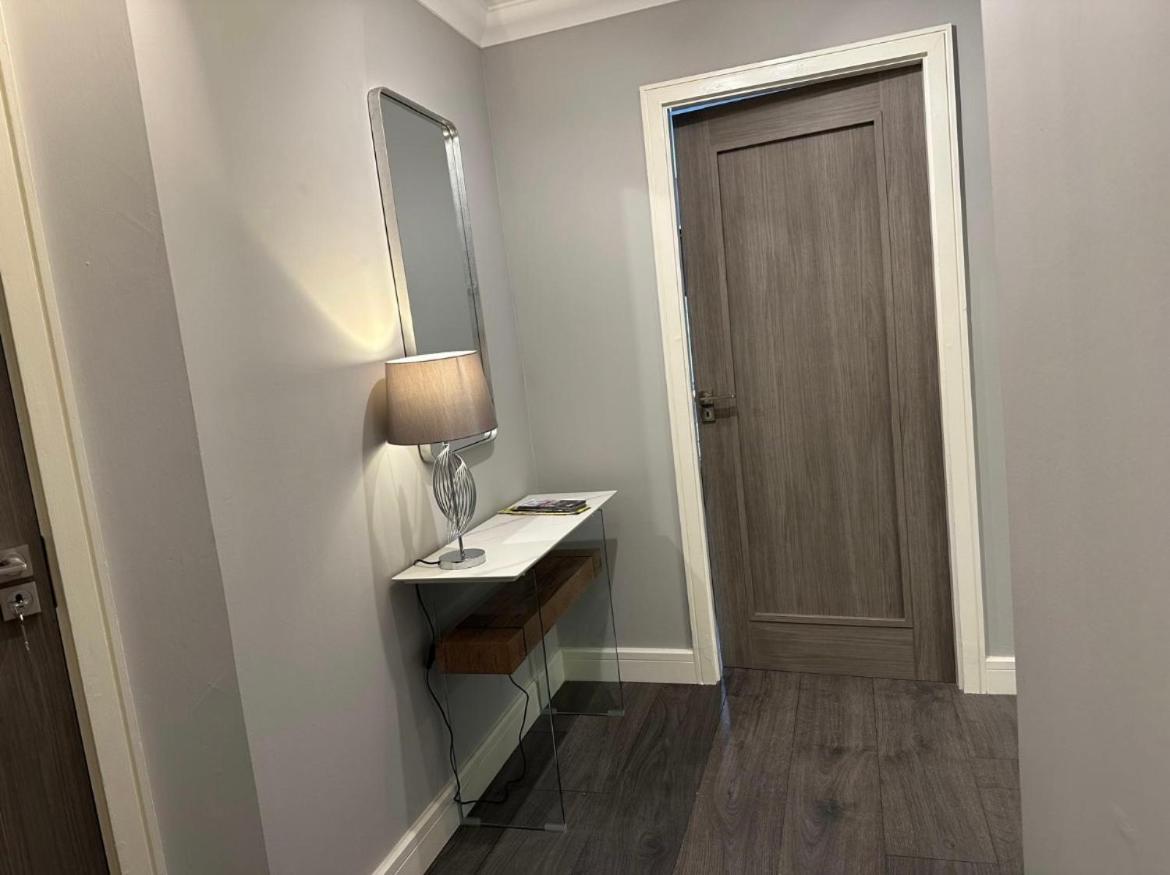 Malahide Dublin Airport Superior Large Serviced Apartment - Sleeps 6