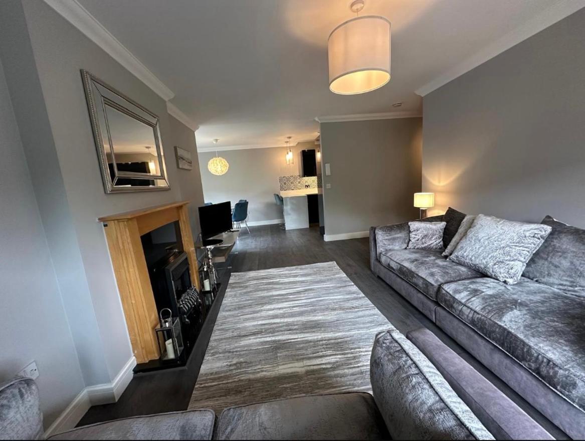 Malahide Dublin Airport Superior Large Serviced Apartment - Sleeps 6