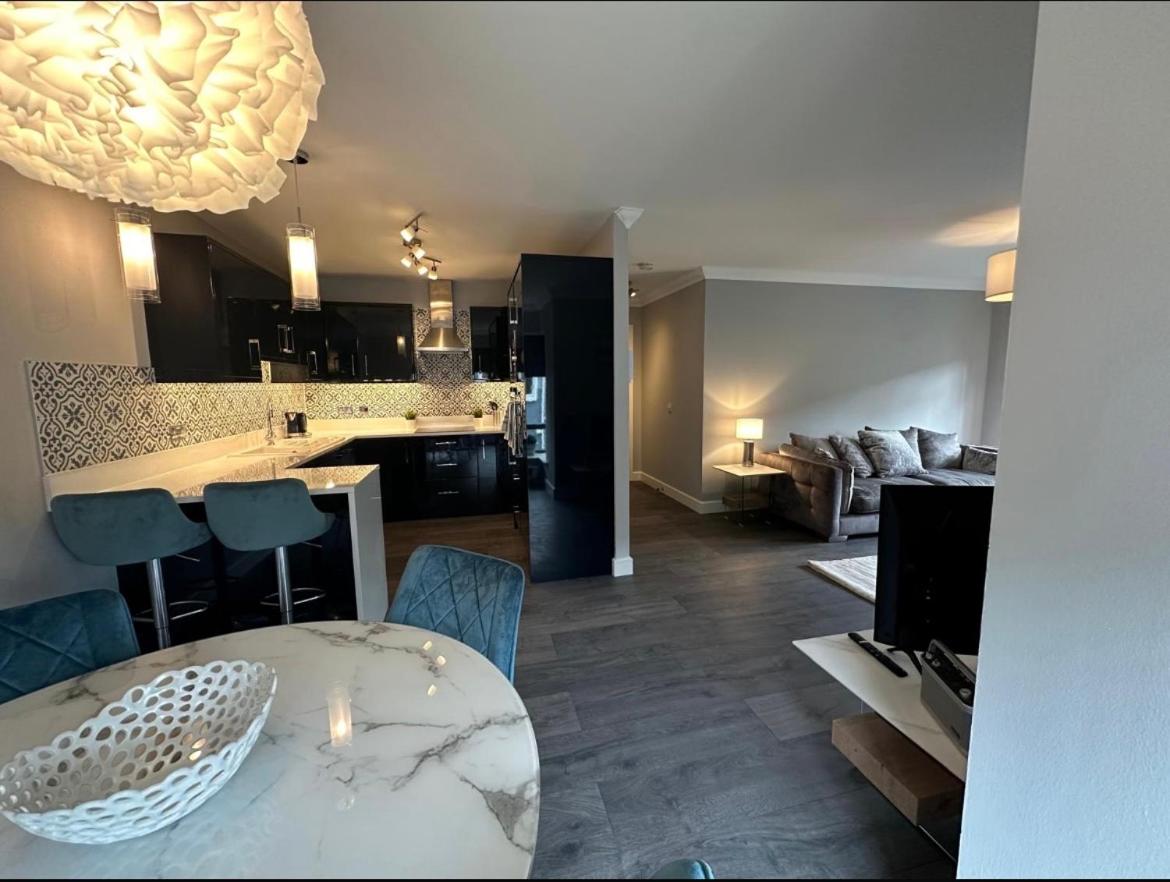 Malahide Dublin Airport Superior Large Serviced Apartment - Sleeps 6