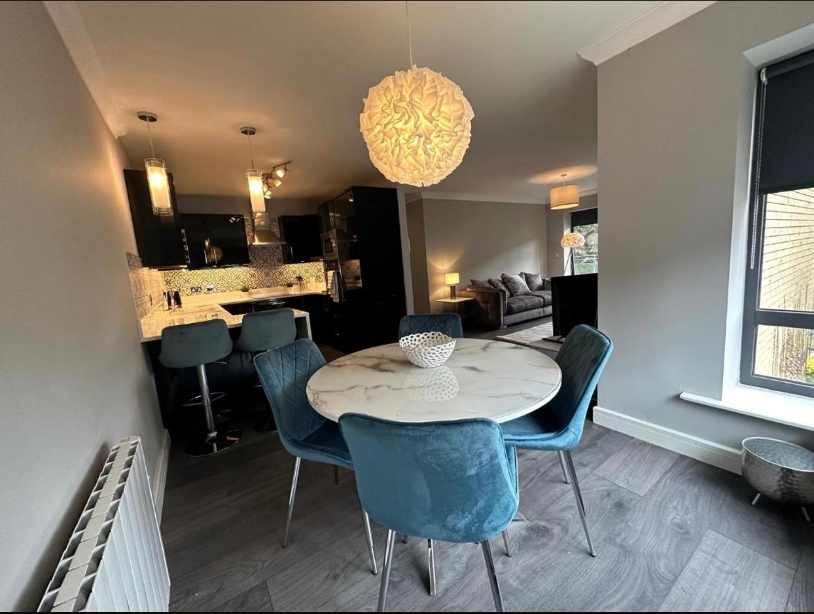 Malahide Dublin Airport Superior Large Serviced Apartment - Sleeps 6