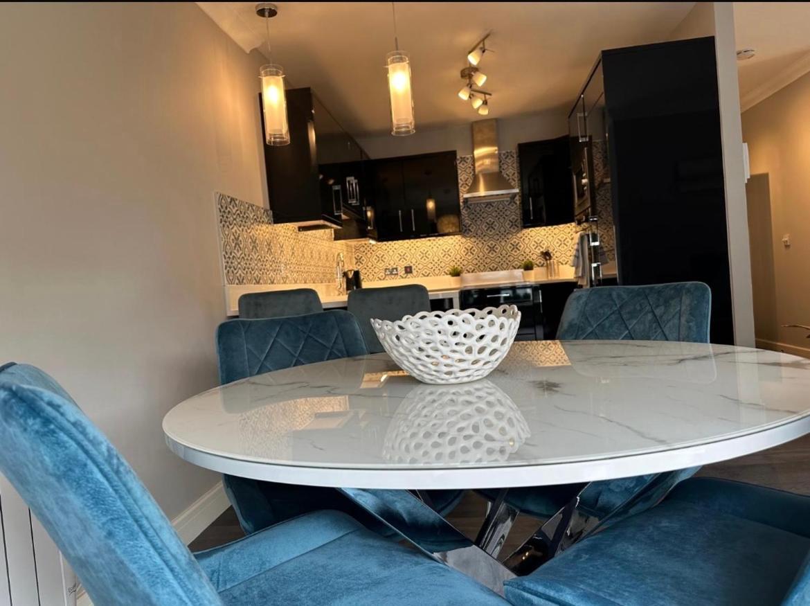 Malahide Dublin Airport Superior Large Serviced Apartment - Sleeps 6