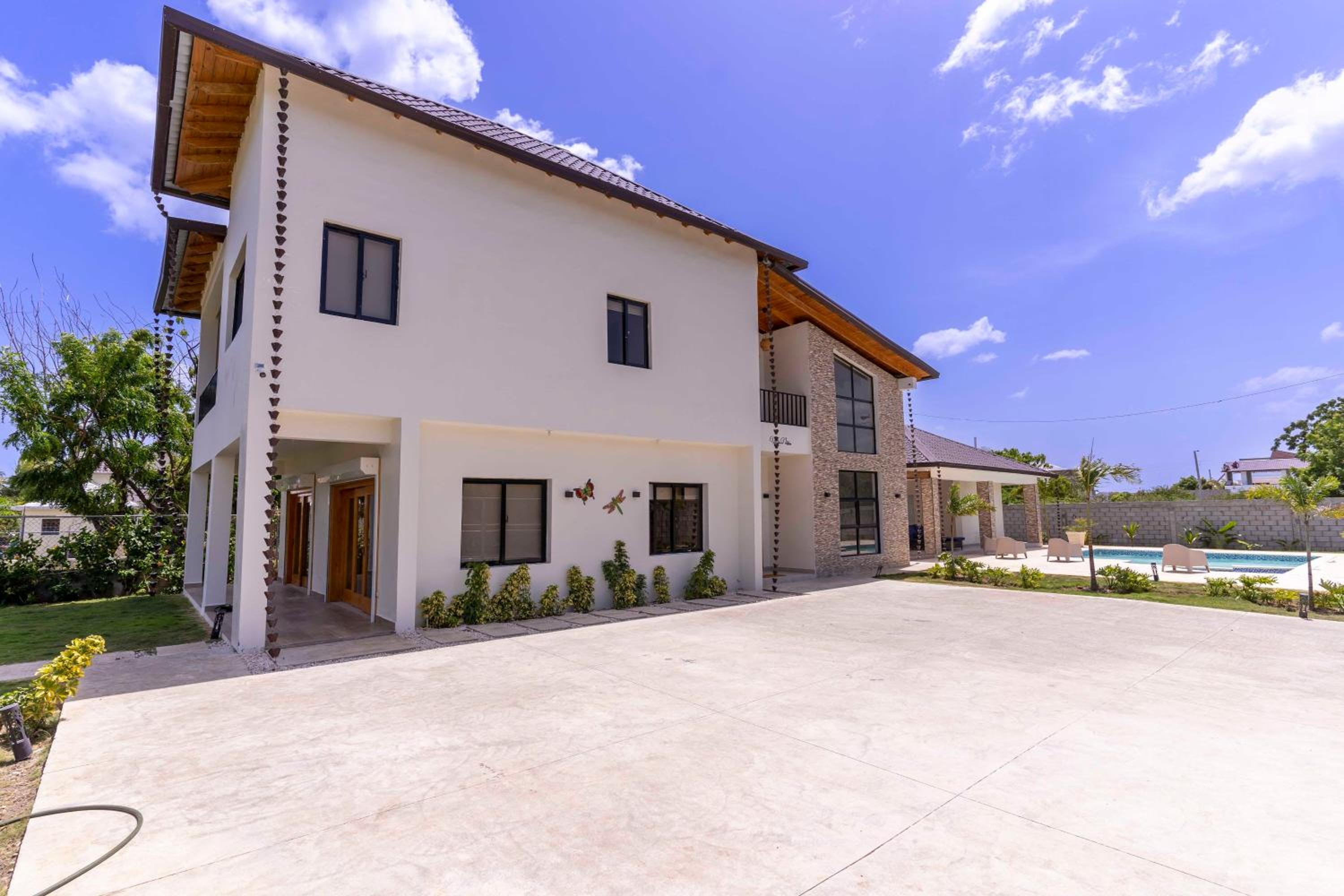 Luxury Beach Villa with Private Pool, Jacuzzi, Beach Club Access with Restaurant & Adventure Nearby view 3