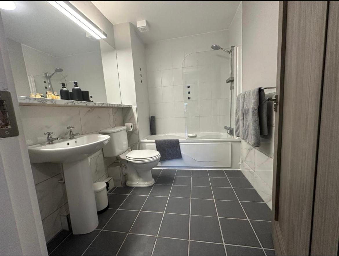 Malahide Dublin Airport Superior Large Serviced Apartment - Sleeps 6