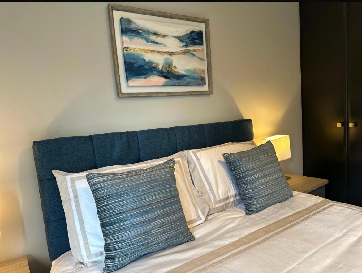 Malahide Dublin Airport Superior Large Serviced Apartment - Sleeps 6