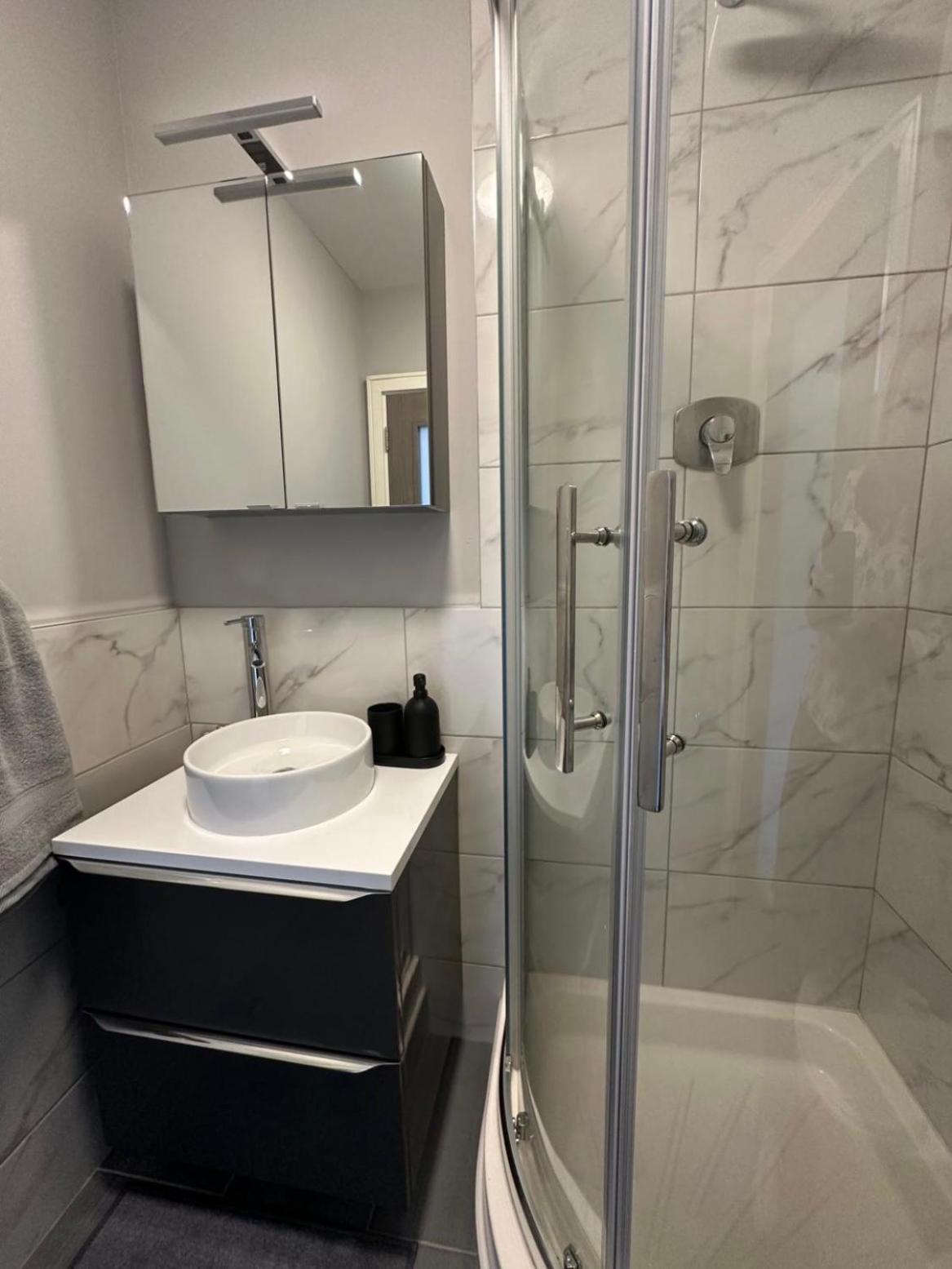 Malahide Dublin Airport Superior Large Serviced Apartment - Sleeps 6