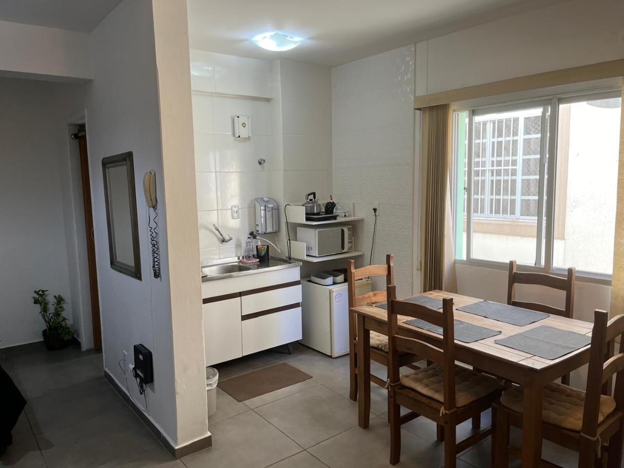 Kitnet com ótima localização em São José