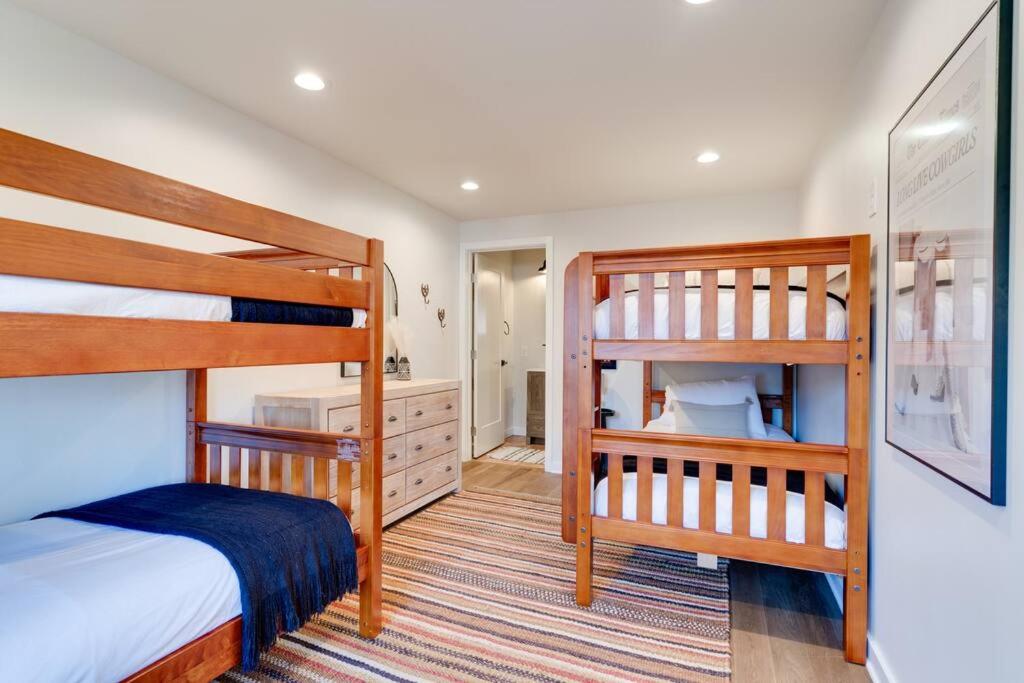 4 BDRM-4 bath, Great for groups, perfect location! view 5