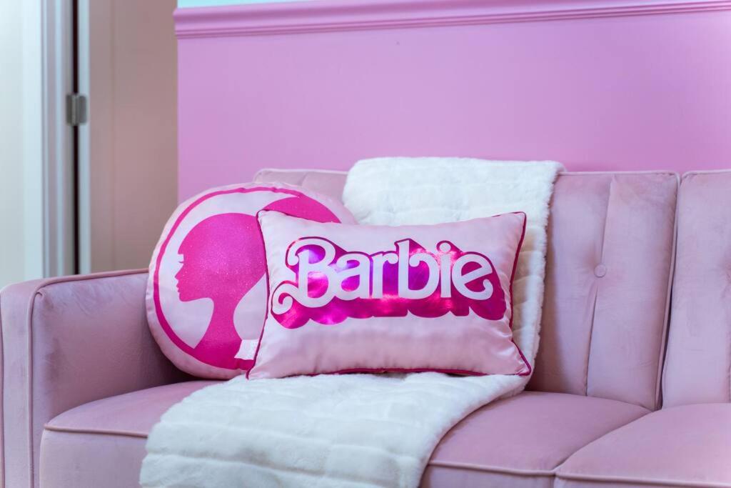OMG Barbie!-Walk to bars & food view 5
