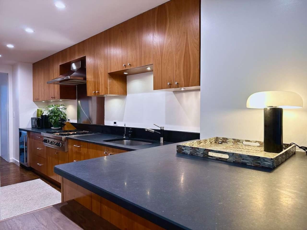 Private Townhome near UN