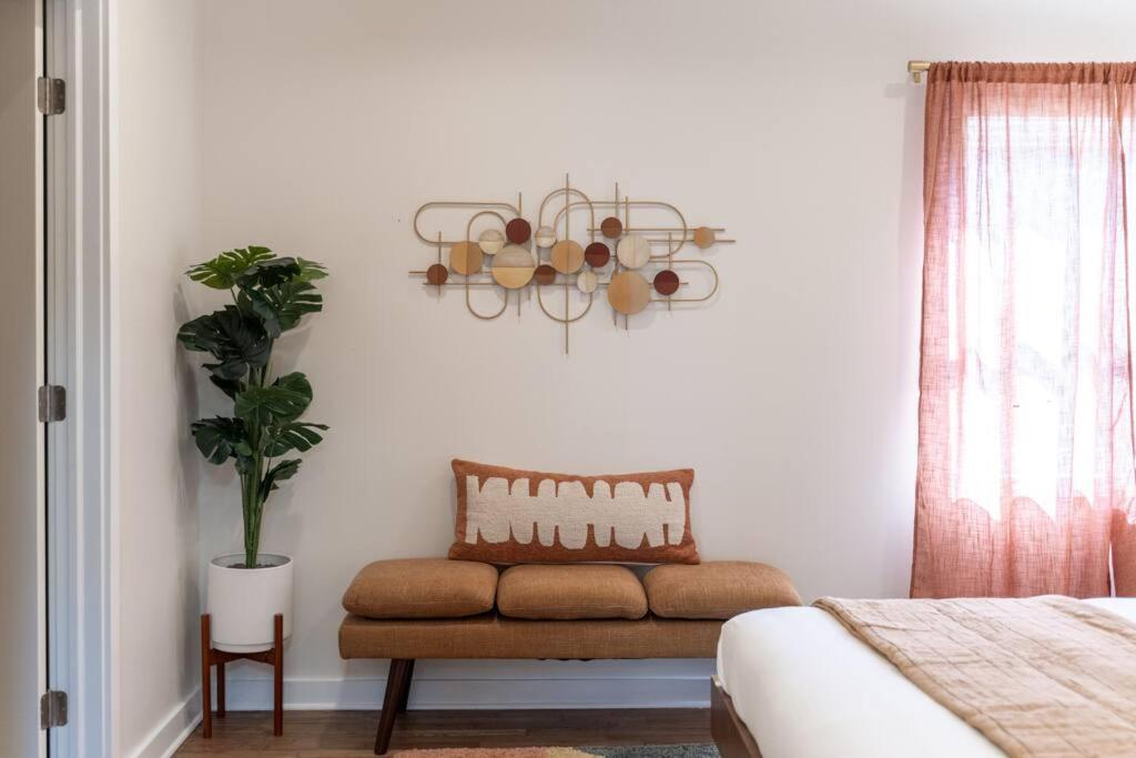 Mid Century Modern in East Nash! view 4