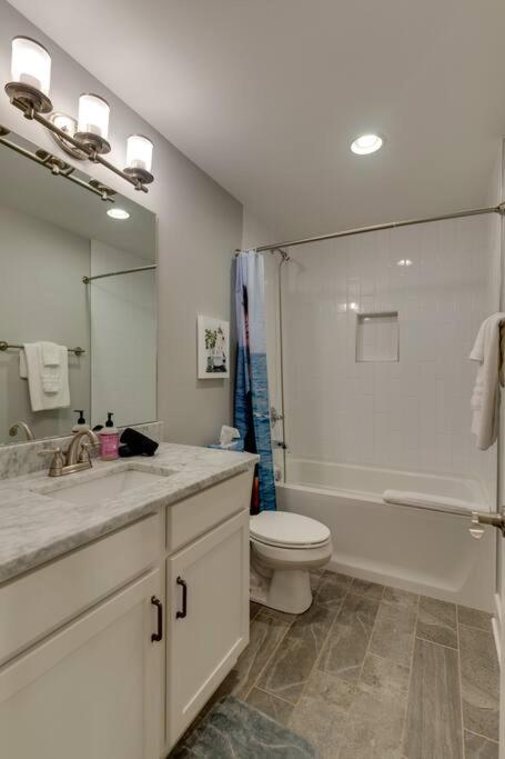 3 Bedroom Home- HUGE yard for pets 4 miles to Broadway view 2