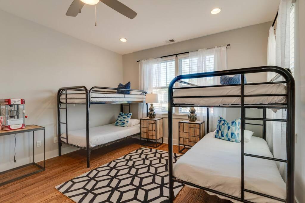 4BD Haven in the Nations, walk to bars and restaurants! Minutes to Broadway! view 2