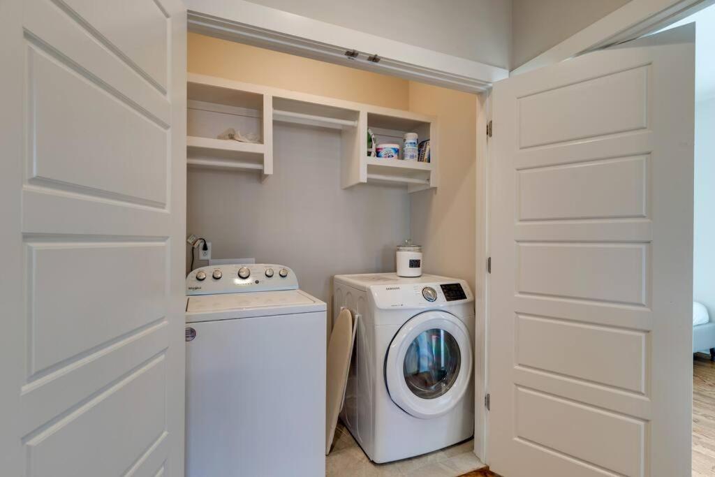 4BD Haven in the Nations, walk to bars and restaurants! Minutes to Broadway! view 5