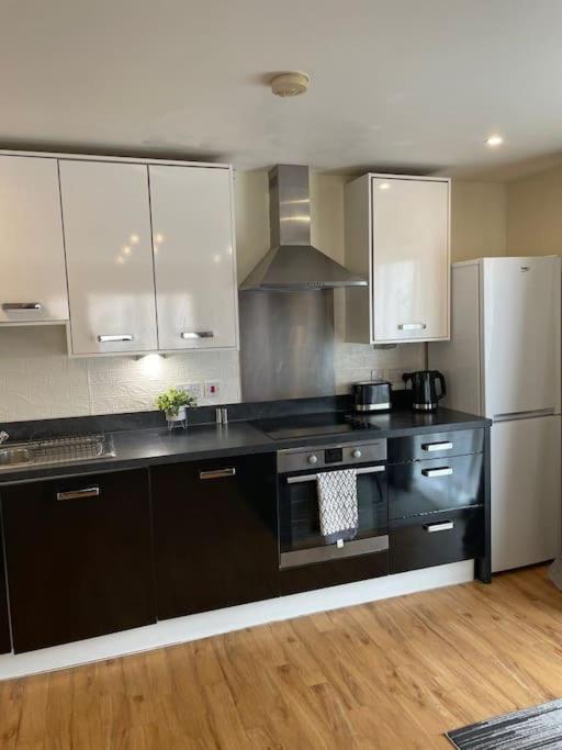 Two Bedroom House by Brookland Stays Serviced Accommodation Short Lets London with Free WiFi