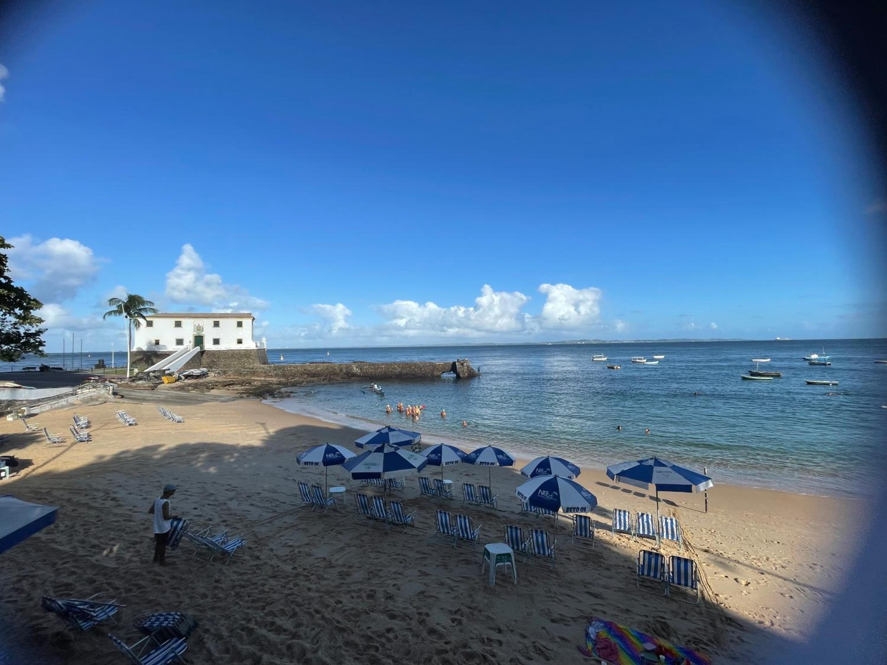 Quarto, sala, cozinha e banheiro - ar condicionado - 2 minutos da praia do Porto Da Barra - 303-46