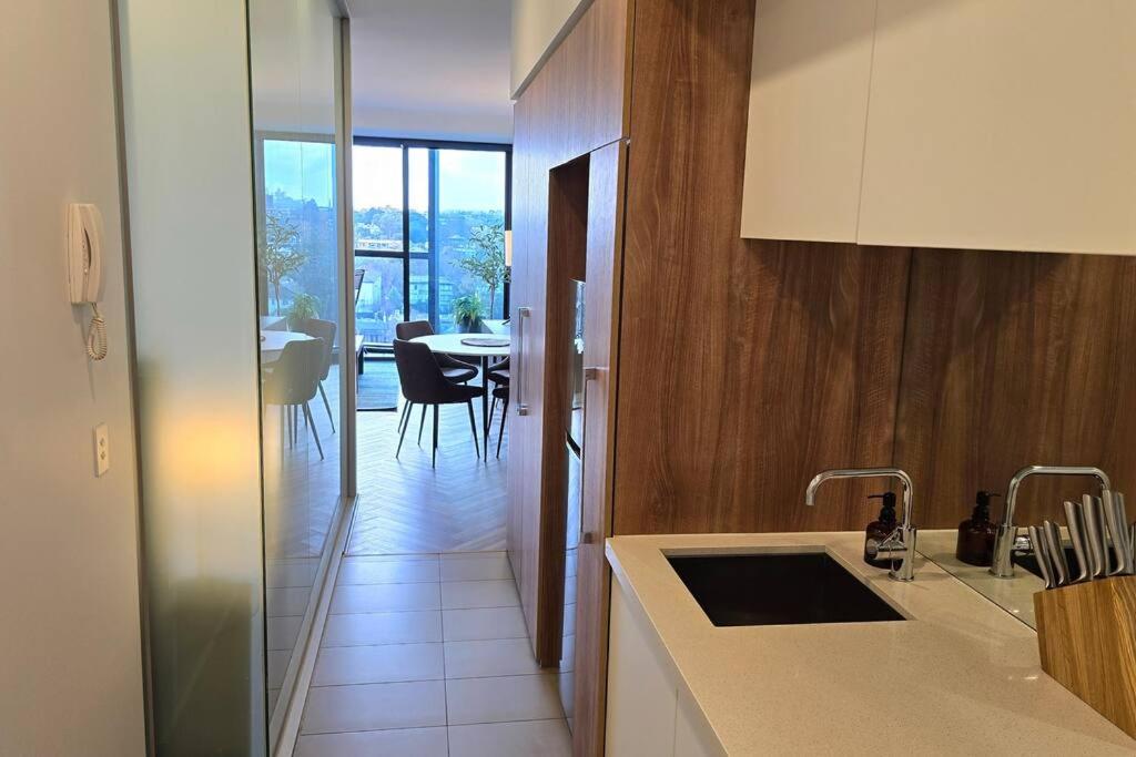 Gorgeous 1 bed Exec South Yarra with workspace