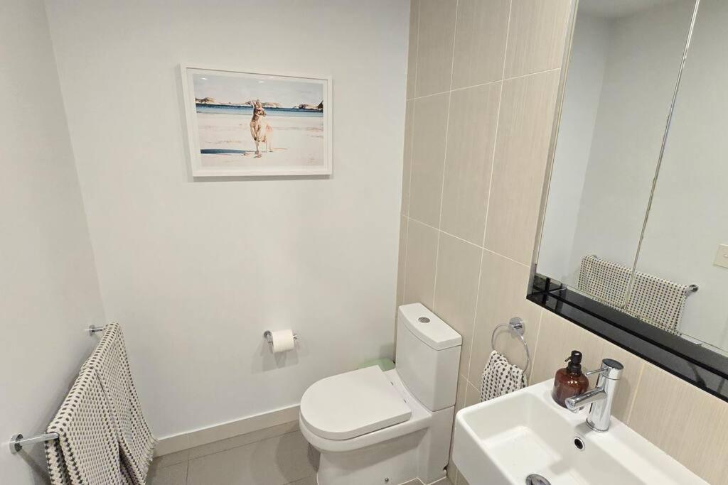 Gorgeous 1 bed Exec South Yarra with workspace